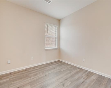 281 Moonstone Way - Photo Thumbnail 12