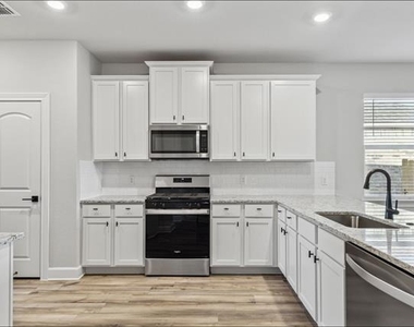 929 Emerson Drive - Photo Thumbnail 6