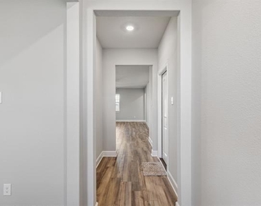929 Emerson Drive - Photo Thumbnail 3