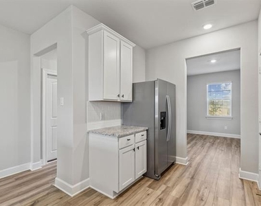 929 Emerson Drive - Photo Thumbnail 7