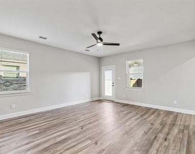 929 Emerson Drive - Photo Thumbnail 8