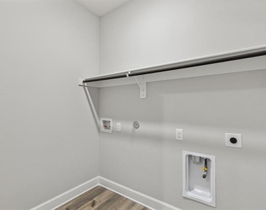 929 Emerson Drive - Photo Thumbnail 20