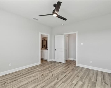 929 Emerson Drive - Photo Thumbnail 13