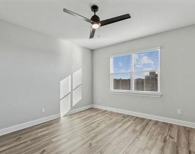 929 Emerson Drive - Photo Thumbnail 11