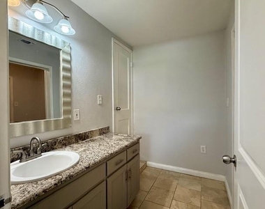 2816 Westridge Avenue - Photo Thumbnail 11