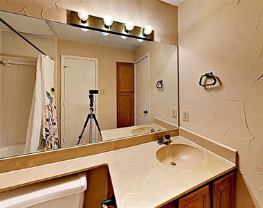 5740 Martel Avenue - Photo Thumbnail 10