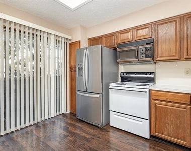 5740 Martel Avenue - Photo Thumbnail 4