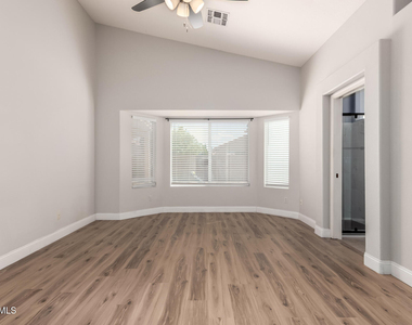 22027 N 73rd Avenue - Photo Thumbnail 8