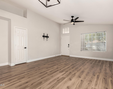 22027 N 73rd Avenue - Photo Thumbnail 2
