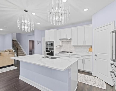 913 Adelyn Street - Photo Thumbnail 10