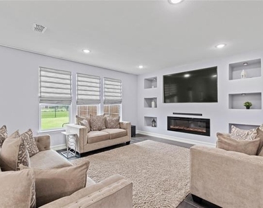 913 Adelyn Street - Photo Thumbnail 3
