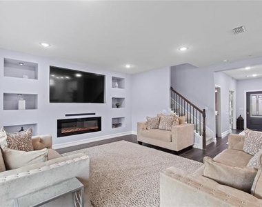 913 Adelyn Street - Photo Thumbnail 5