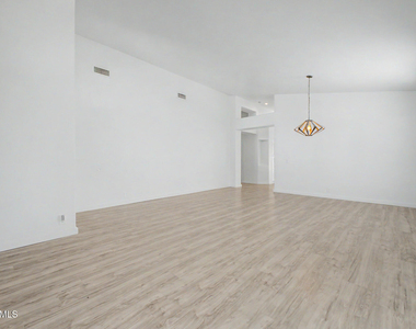 7251 E Lakeview Avenue - Photo Thumbnail 3