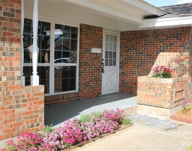 1807 W Scott Street - Photo Thumbnail 2