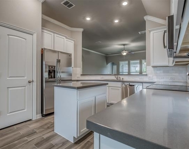 638 Devonshire Lane - Photo Thumbnail 7