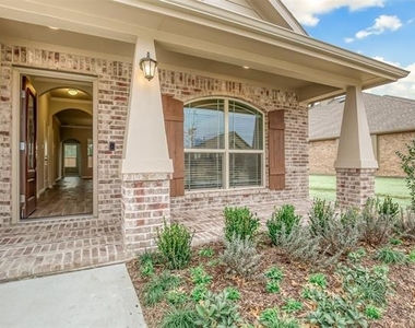 638 Devonshire Lane - Photo Thumbnail 2