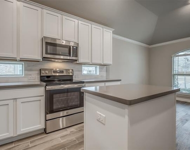 638 Devonshire Lane - Photo Thumbnail 8
