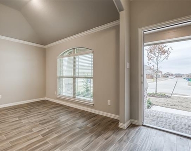 638 Devonshire Lane - Photo Thumbnail 5