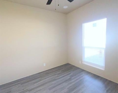 710 W Waco Street - Photo Thumbnail 8