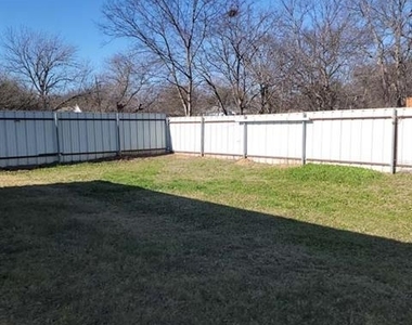 710 W Waco Street - Photo Thumbnail 14
