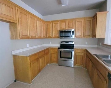 710 W Waco Street - Photo Thumbnail 2