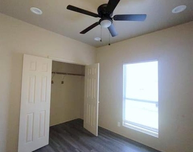710 W Waco Street - Photo Thumbnail 3