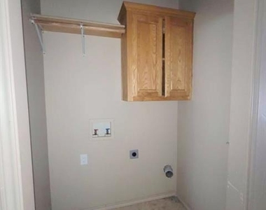 710 W Waco Street - Photo Thumbnail 9