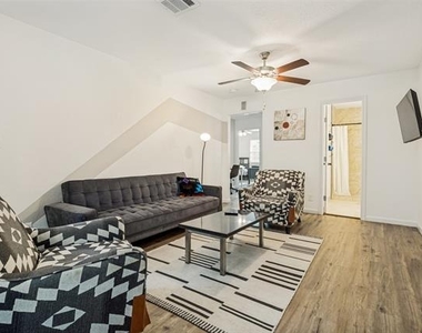 2214 Pine Street - Photo Thumbnail 3