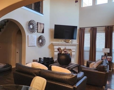 10082 Drawbridge Drive - Photo Thumbnail 5
