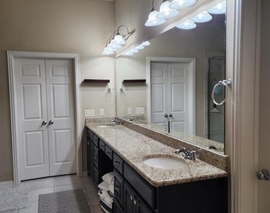 10082 Drawbridge Drive - Photo Thumbnail 12