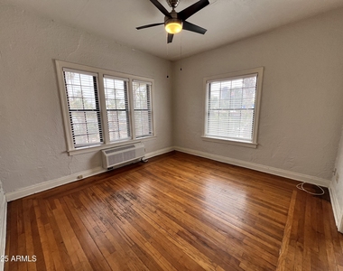 902 E Palm Lane - Photo Thumbnail 5