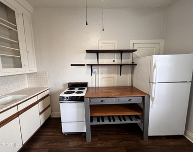 902 E Palm Lane - Photo Thumbnail 2