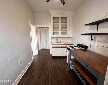 902 E Palm Lane - Photo Thumbnail 4