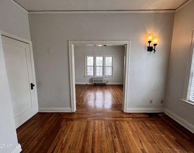 902 E Palm Lane - Photo Thumbnail 17