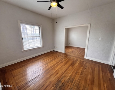 902 E Palm Lane - Photo Thumbnail 7