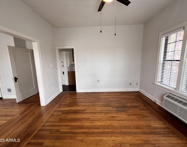 902 E Palm Lane - Photo Thumbnail 10