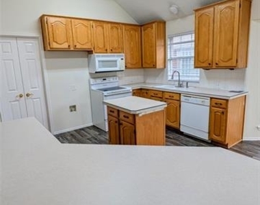 10610 Nashville Drive - Photo Thumbnail 5