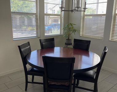 2382 W Gloria Lane - Photo Thumbnail 6