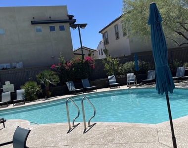 2382 W Gloria Lane - Photo Thumbnail 35
