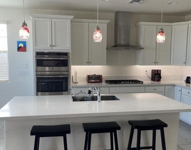 2382 W Gloria Lane - Photo Thumbnail 4