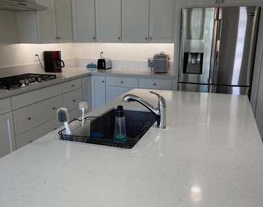 2382 W Gloria Lane - Photo Thumbnail 5