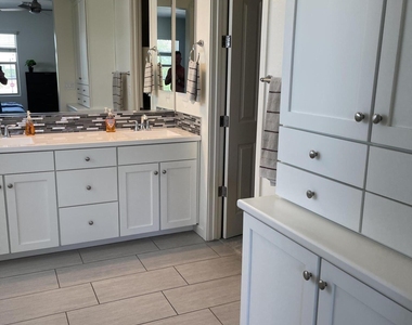 2382 W Gloria Lane - Photo Thumbnail 16