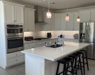 2382 W Gloria Lane - Photo Thumbnail 2