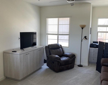 2382 W Gloria Lane - Photo Thumbnail 10