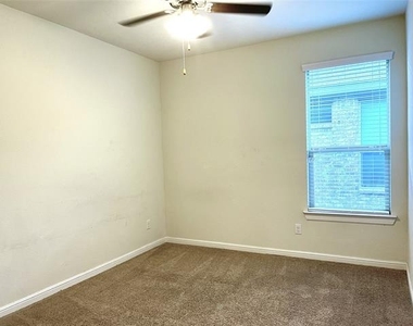 1109 Genola Drive - Photo Thumbnail 8