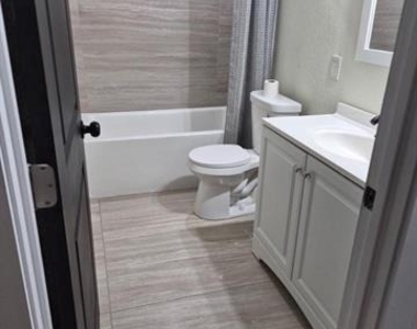 1404 N Bradley Street - Photo Thumbnail 2