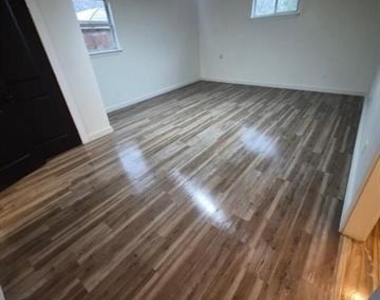 1404 N Bradley Street - Photo Thumbnail 5