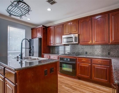 3951 N Hall Street - Photo Thumbnail 13