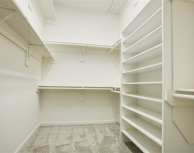 3951 N Hall Street - Photo Thumbnail 25