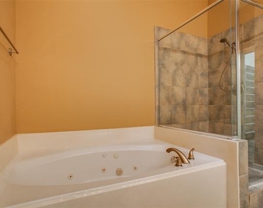 3951 N Hall Street - Photo Thumbnail 23